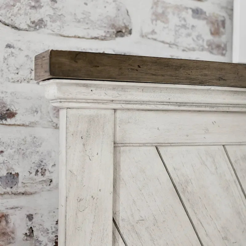 Rama łóżka platformowego z rustykalnego drewna w stylu farmhouse, dwukolorowy panel